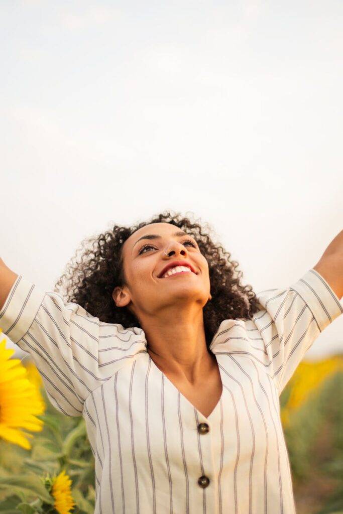 吸引力法則與正向思維 吸引力法則與正向思維Joyful woman with arms raised in a sunflower field, embracing freedom and happiness.