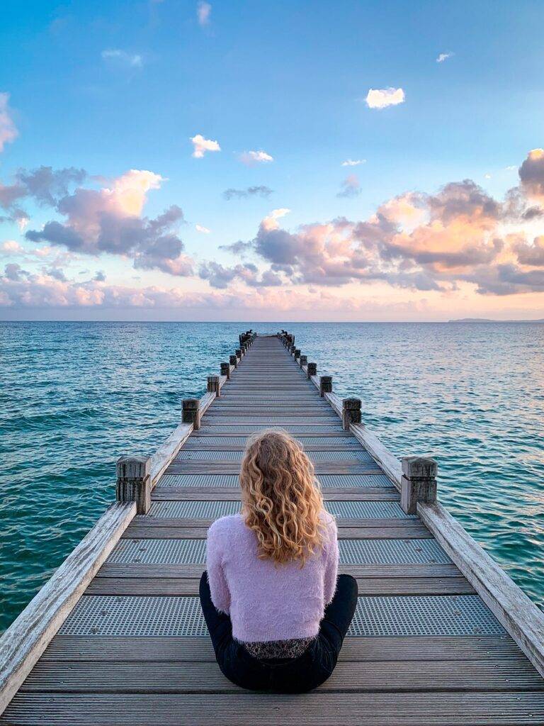 菩薩畏因,眾生畏果woman, sit, boardwalk