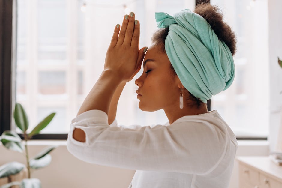額輪對夢境和直覺的影響
Woman practicing meditation indoors with a focus on relaxation and mindfulness.